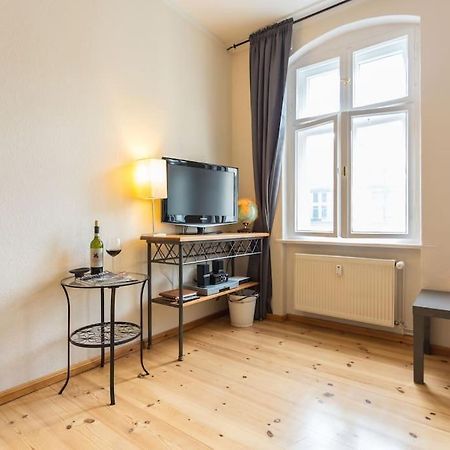 Zentrale Altbauwohnung Im Helmholtzkiez Berlín Exterior foto