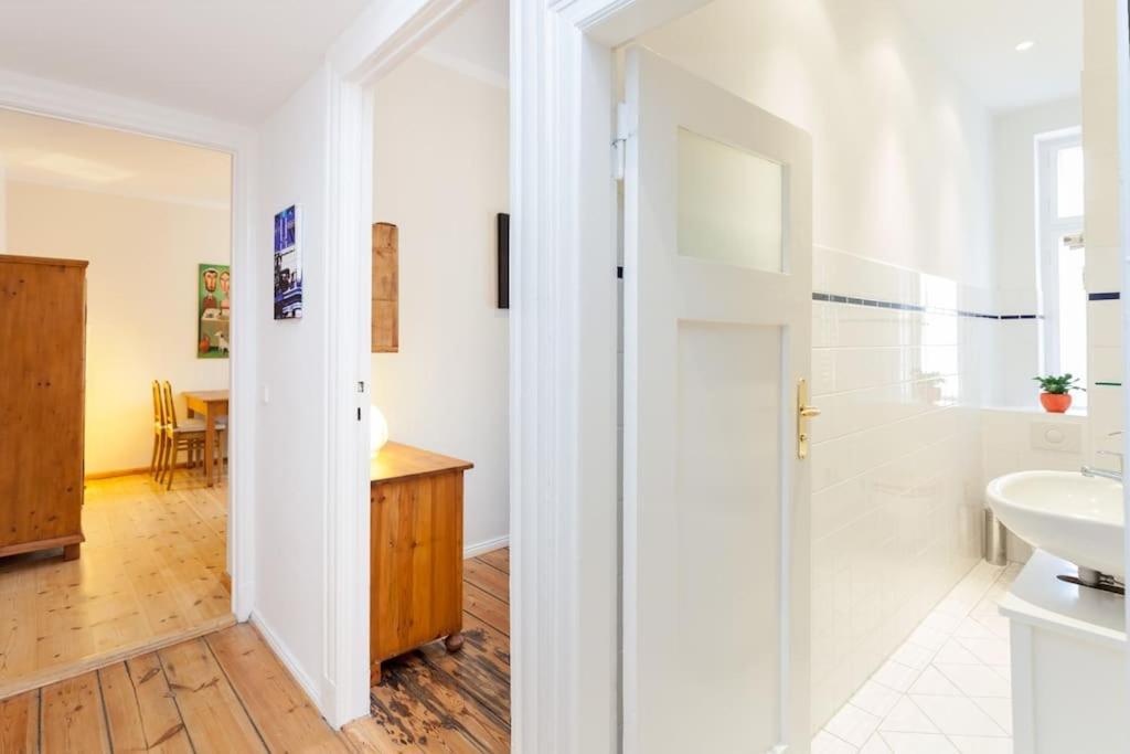 Zentrale Altbauwohnung Im Helmholtzkiez Berlín Exterior foto