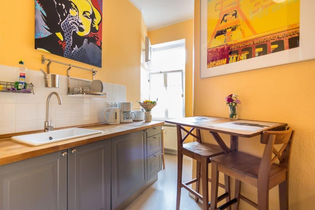 Zentrale Altbauwohnung Im Helmholtzkiez Berlín Exterior foto